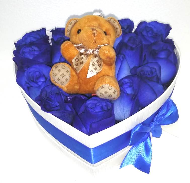 12 Rosas azules en Caja Corazn y peluchito